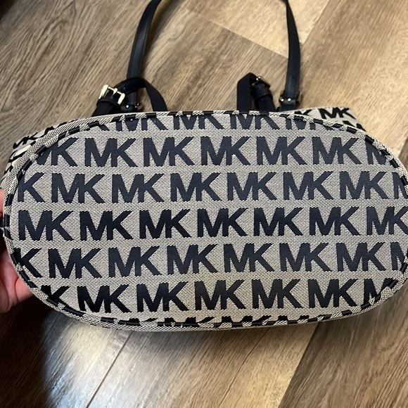 Michael Kors tote - Picture 6 of 7